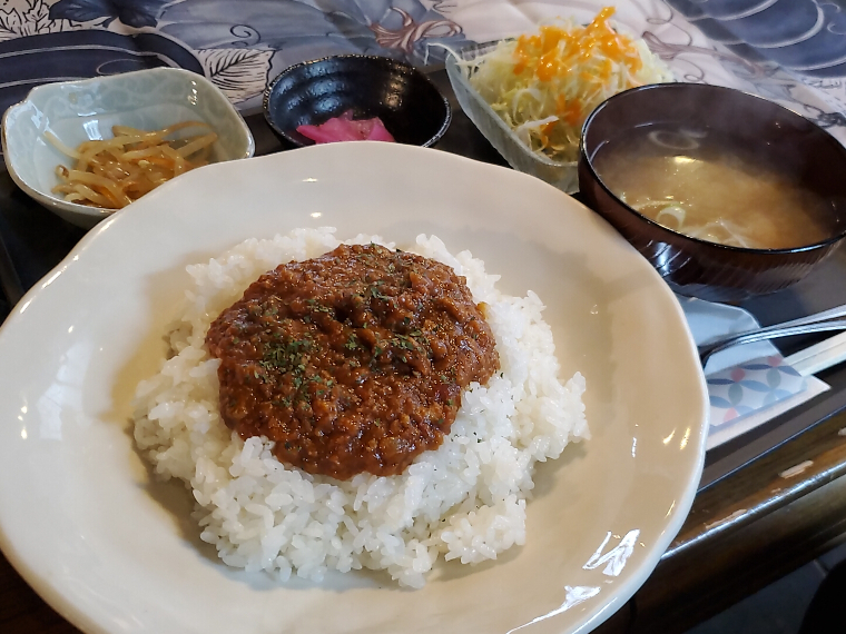 「カレー定食」（1,000円）。カフェらしいカレーながら家庭的なホッとする味わい