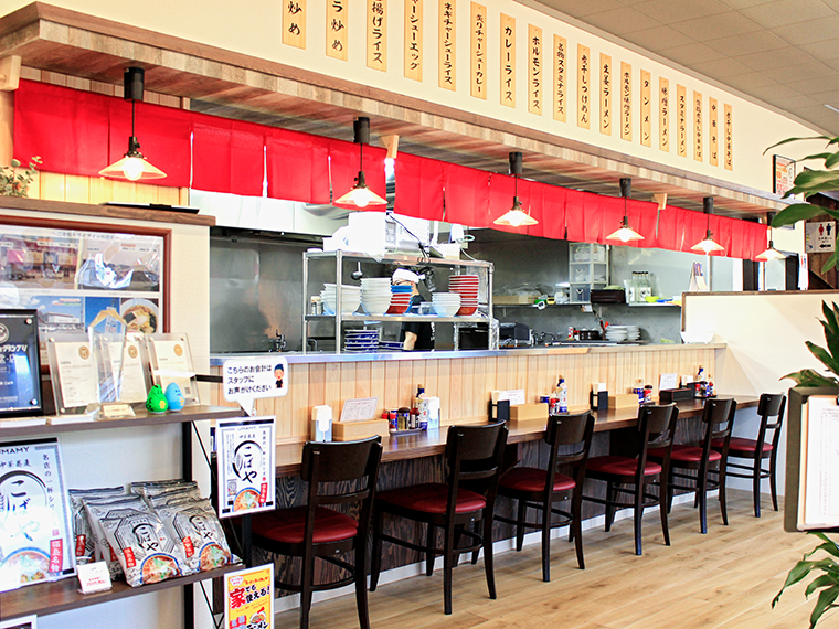 旧ドライブインの面影が残る店内。座敷もあり、家族で利用しやすいのもポイント