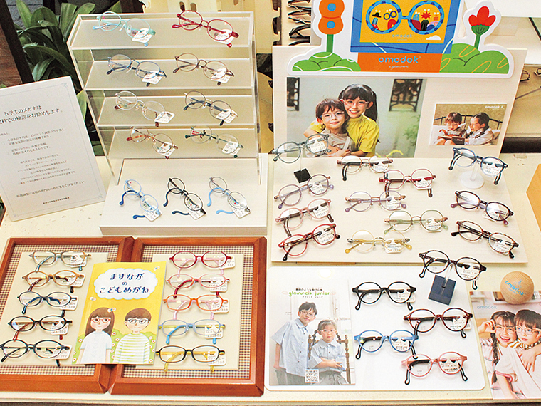 他にも、弱視治療用メガネとして推奨される「コーキ」（増永眼鏡）など100種以上を用意（19,800円～）