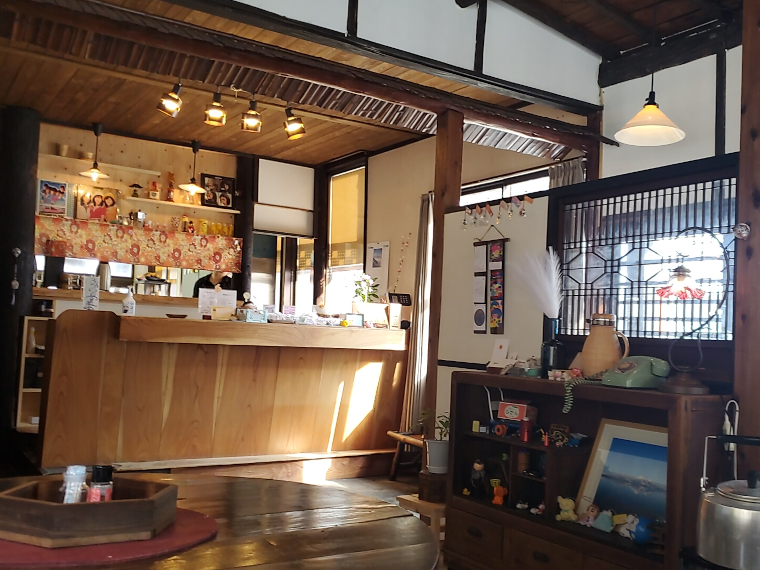 スポットライトを浴びたように明るい受付と厨房はさしずめDJブース