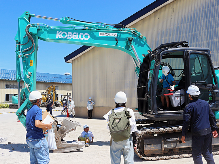 はたらく車に実際に乗って、楽しそうな参加者。親御さんも撮影タイム