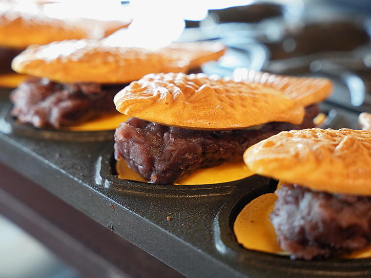 「極上あんこ」（200円）。厳選素材で作られたあんこがぎっしりと入っている