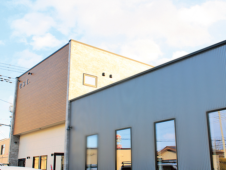 木目調が目を引く外観。施術スペースには大きな窓が並ぶ