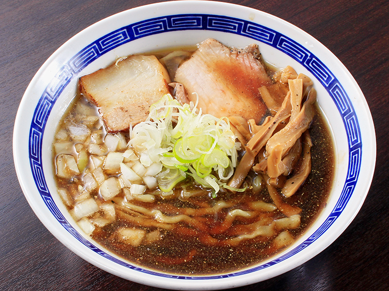 「煮干し中華そば」（1,000円）。5種類の煮干しを贅沢に使用した醤油スープは風味豊か