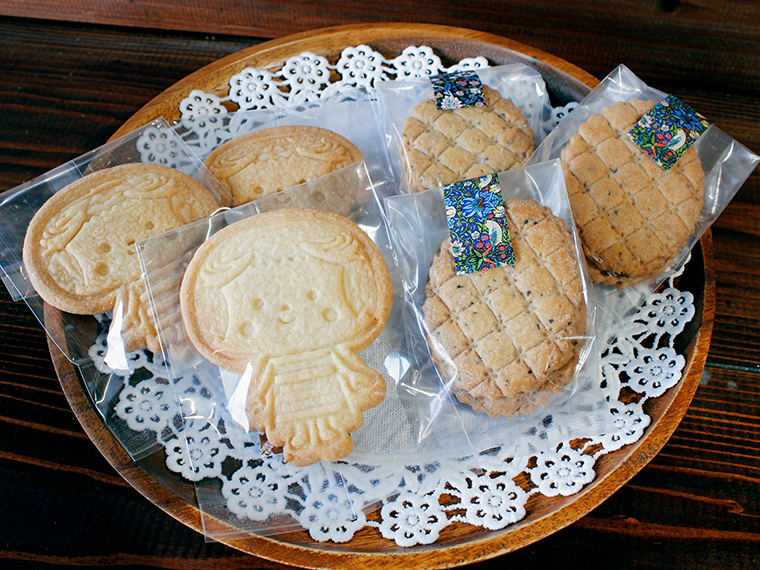 左から「きぼっこちゃんサブレ」（2枚入り・500円）、「そば粉サブレ」（3枚入り・320円）。きぼっこちゃんは土湯のマスコットキャラクター。お土産に大人気の商品