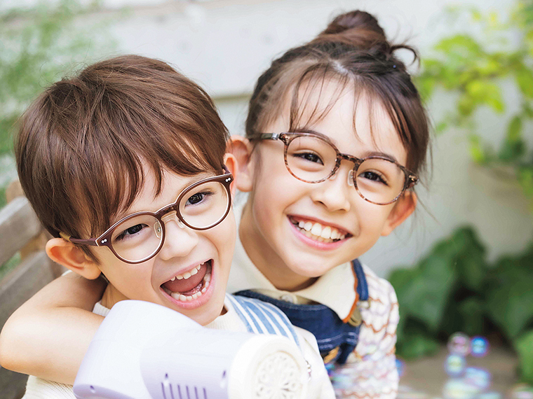 福島市内では『小原眼鏡』だけの取り扱いとなる子どもメガネ専門ブランド「omodok（オモドック）」。丈夫で超軽量、そして“かわいくておしゃれ”と保護者にも人気。フレーム価格は35,200円と36,300円