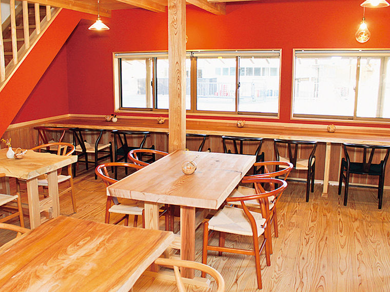 天然木をふんだんに使った、リラックス出来る空間が魅力