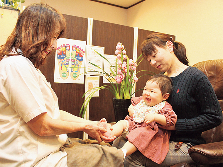 ママに抱っこされたまま足裏・ふくらはぎを刺激。運動能力・知能・免疫力の向上に期待