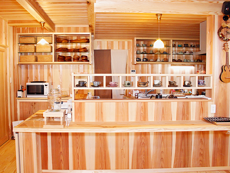 コーヒーや食事を味わいながら、ゆったりとした時間を過ごそう