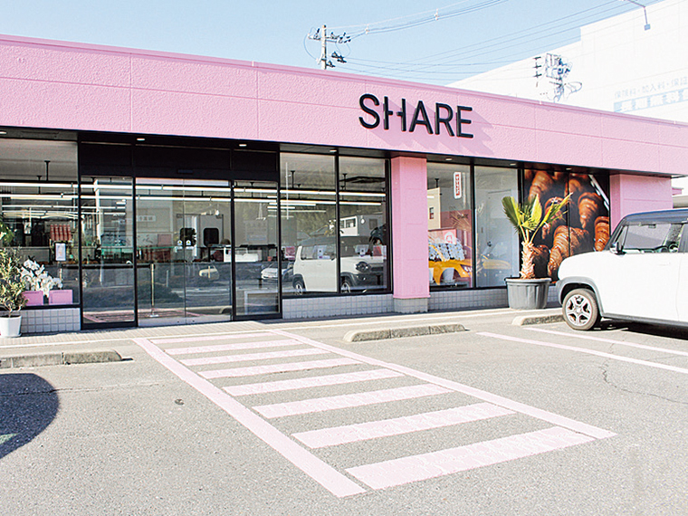 ピンク色で統一されたおしゃれな外観