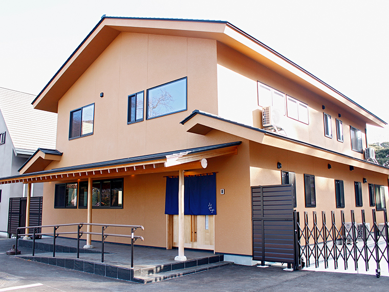 高台をのぼると見えてくる。2階建ての1階部分がカフェスペース