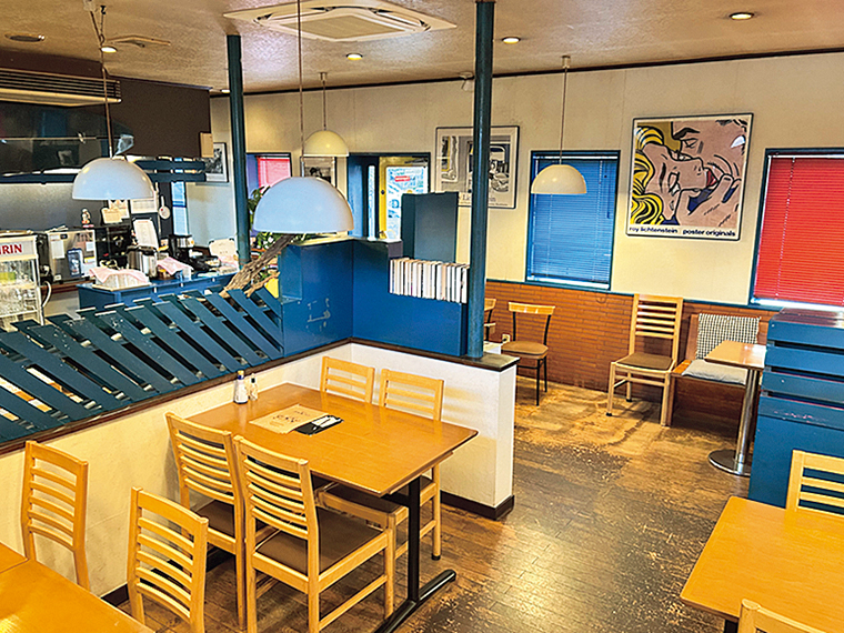 席数は20席。木の温もりを感じるやわらかな雰囲気とブルーの配色がおしゃれ