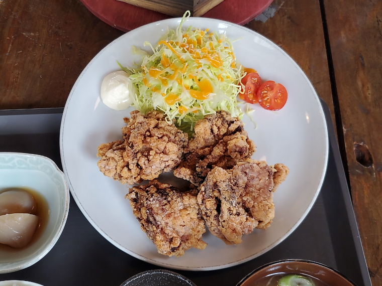 瑞々しいキャベツを挟む紅白の彩り