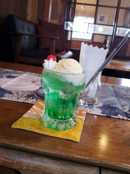 古民家カフェでいただくクリームソーダ（550円）の情緒