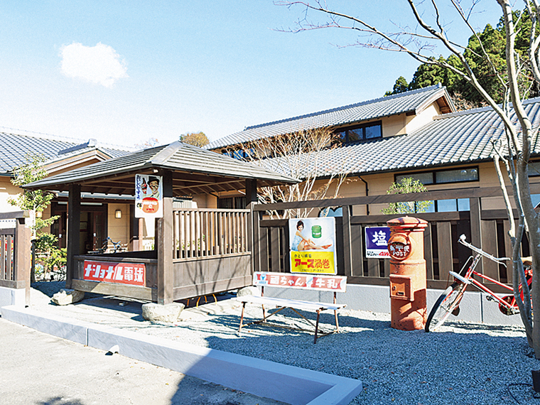 昭和レトロな看板やベンチが目印。個室の貸座敷もあり（予約制）