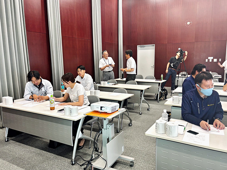 お互いのことを楽しく聞き取りしていました