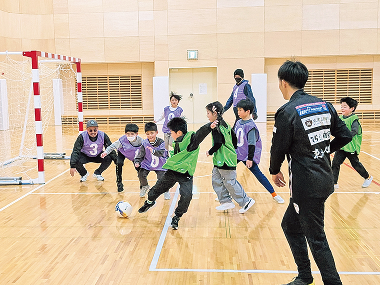 保護者とペアになってボール遊びしながら、サッカーの基礎を学ぶ「ファミリーサッカー教室」。子どもも大人も真剣そのもの、元気に楽しく活動中