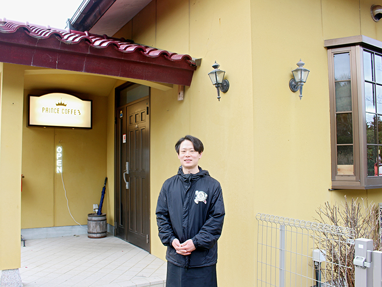 ホテル勤務の経験を持つ店主の渡邉さん。楢葉町出身である母の知人から店を譲り受け、オープンへと至った
