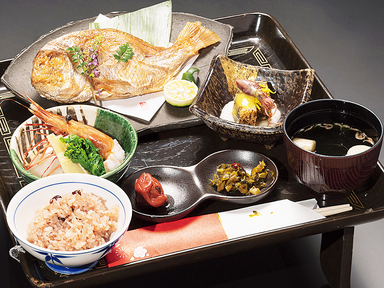 鯛のお頭付きの「お食い初め膳」（4,400円）は事前に予約を。小鉢2品と赤飯、汁物が付く