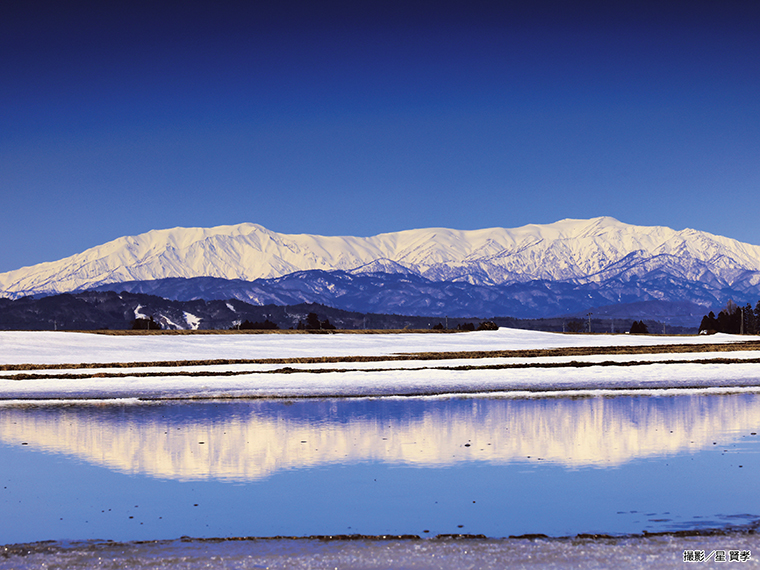 【雪をいただく早春の飯豊連峰（河沼郡会津坂下町大字五ノ併地内）※2023年3月初旬撮影】［撮影機種：Canon EOS R5、手持ち撮影、絞り優先、シャッター速度1／800、F14、推奨レンズ24-105mm］