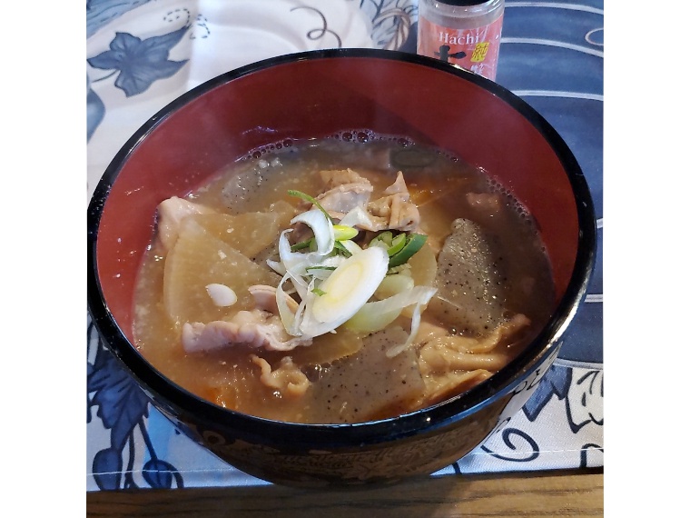 定食に追加したくなるあったかい「もつ煮」（単品750円）