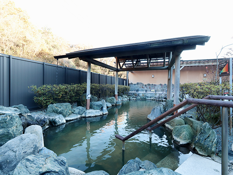 露天風呂では、岩風呂・壺風呂・檜風呂・うたた寝湯の4つの湯船が堪能できる
