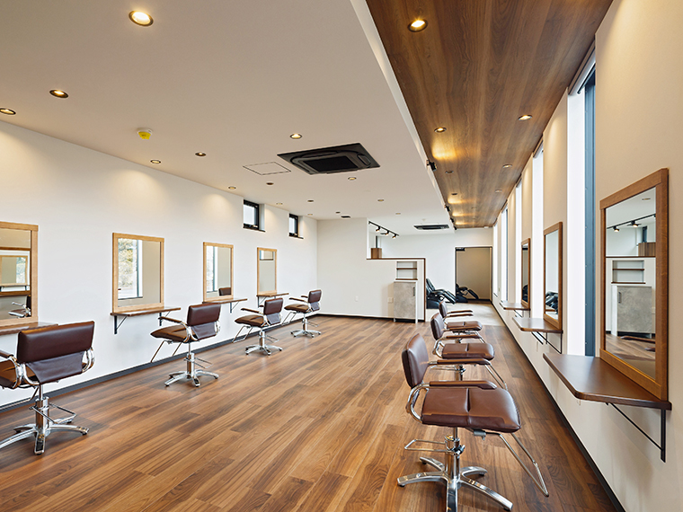 店内はブラウンを基調としており、穏やかな雰囲気が漂う