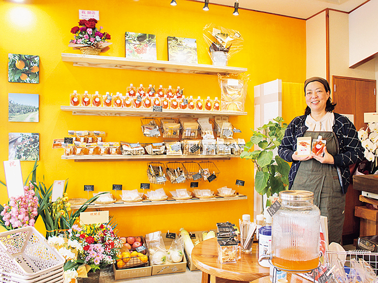店頭では「あんず水」やドライフルーツなどの試飲・試食も可能