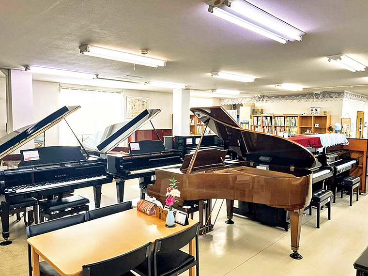 様々なピアノを展示販売。ピアノに関する不安や悩みは経験豊富なスタッフに相談しよう