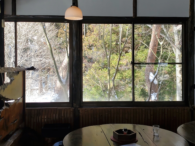 大きな窓から四季折々の景色を借景