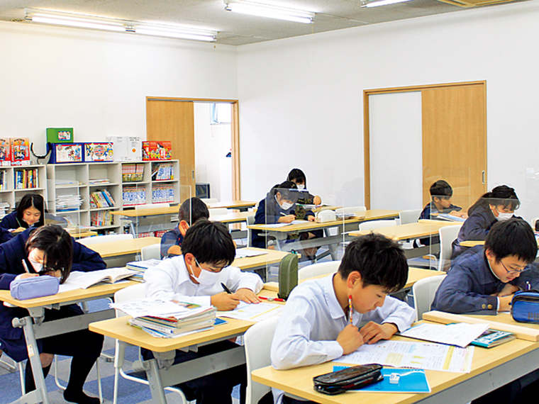 勉強中の児童たち。学校の宿題・課題に加え、学習塾のテキストを使った自主学習も可能