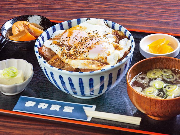 「タカ丼」（1,200円）。冷奴、小鉢、漬け物、スープが付く