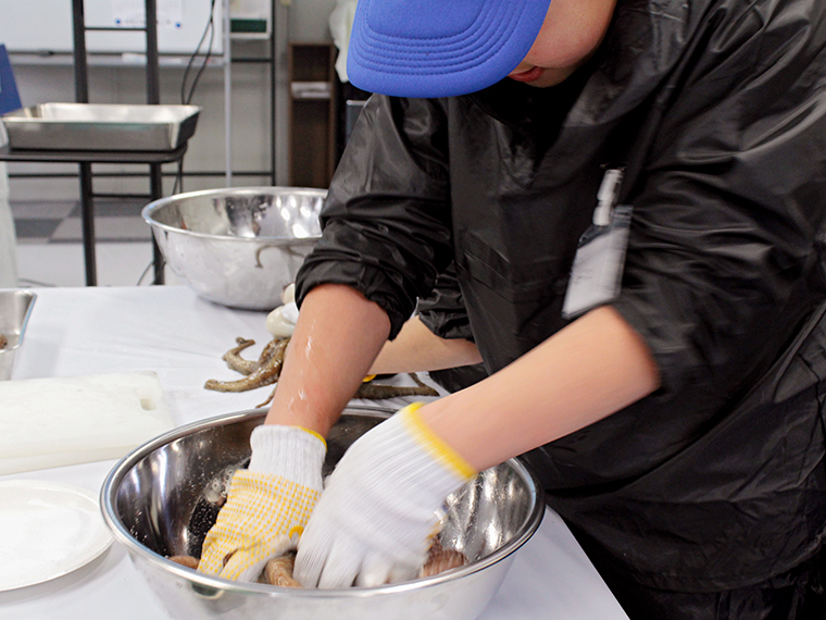 タコのぬめりをとる「塩もみ」