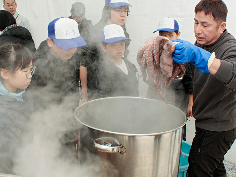 大きな鍋で茹でていきます