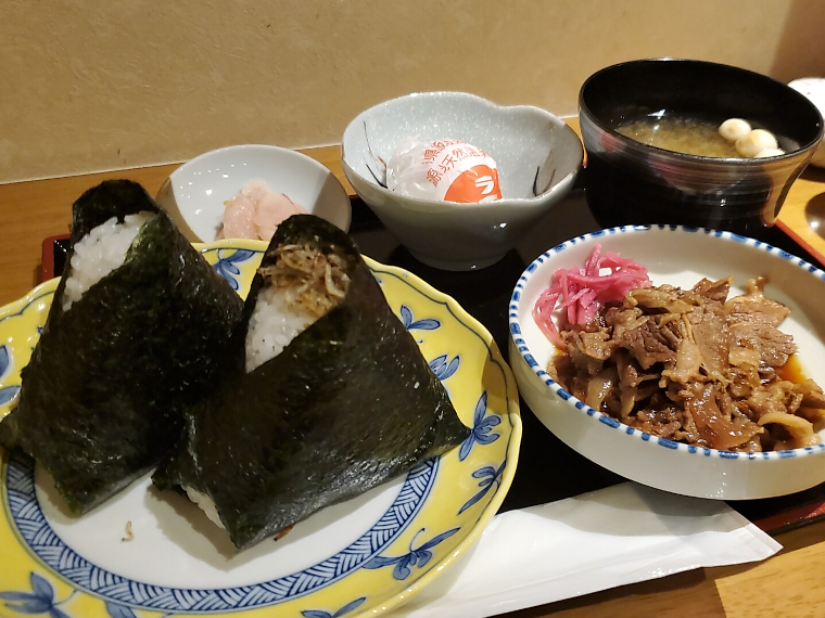 勝手に命名「鬼牛セット」。おにぎり定食（600円）＋牛皿ハーフ（400円）＋ラジウム卵（200円）