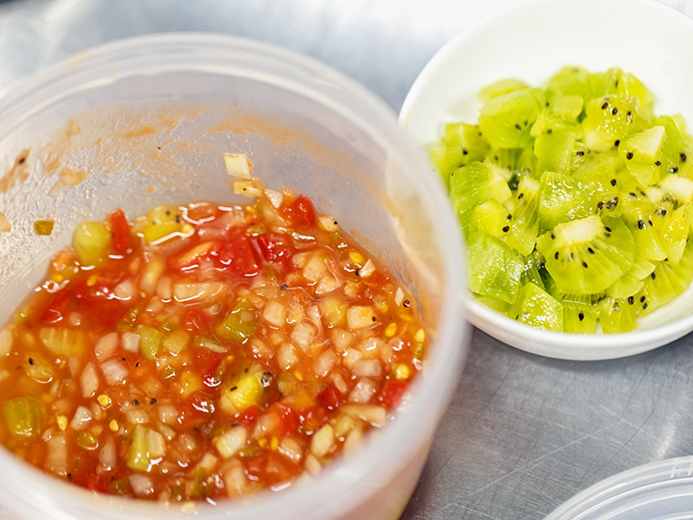 パニエ特製サルサソース。右の大熊町産のキウイ“さぬきキウイっこ”を刻んで入れています