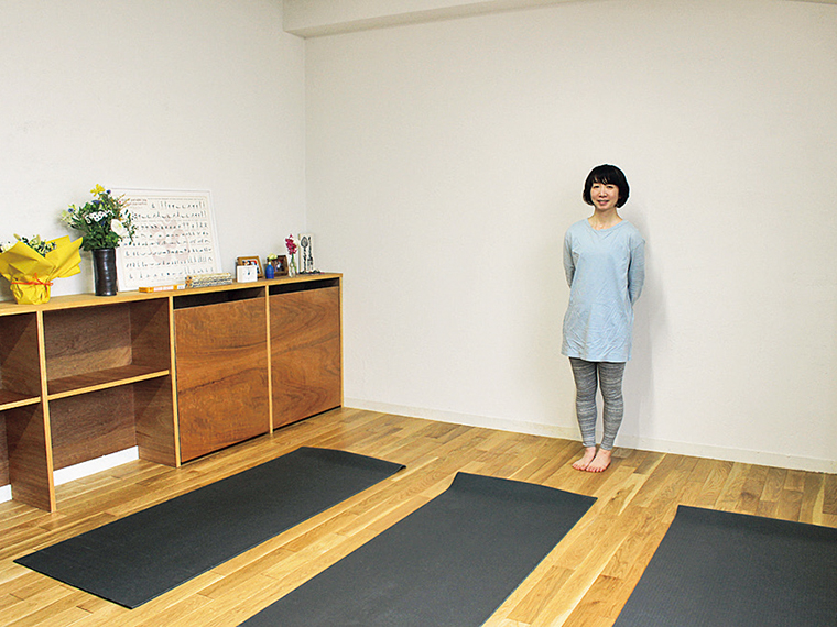 「アシュタンヨガは一人ひとりが集中して練習できるので、初心者の方でもチャレンジしやすい。スタジオで体が整う感覚を体験してほしい」と話す講師の小賀坂ちひろさん。初心者は体験3回の「スタートチケット」（4,950円）をぜひ