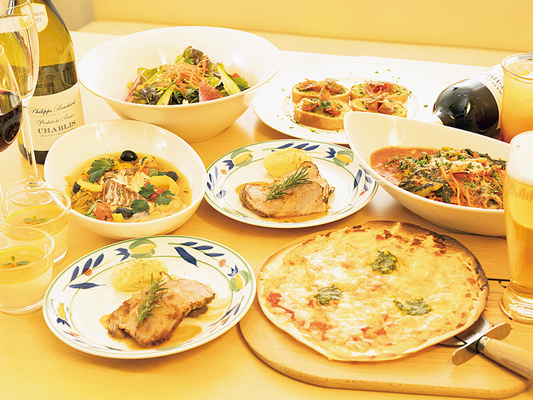 2時間飲み放題付き5,500円コースの料理例（写真は2名分）。食後のコーヒーもサービス