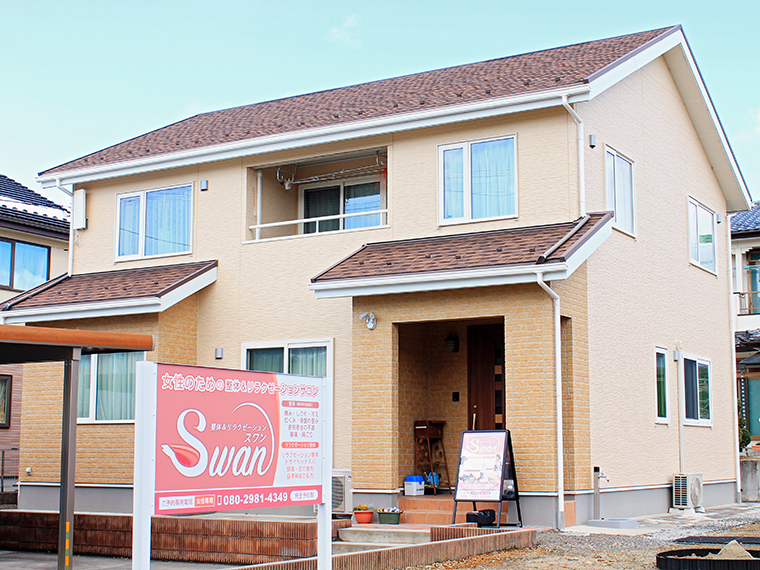 静かな住宅街の中に店を構える。大きな看板が目印