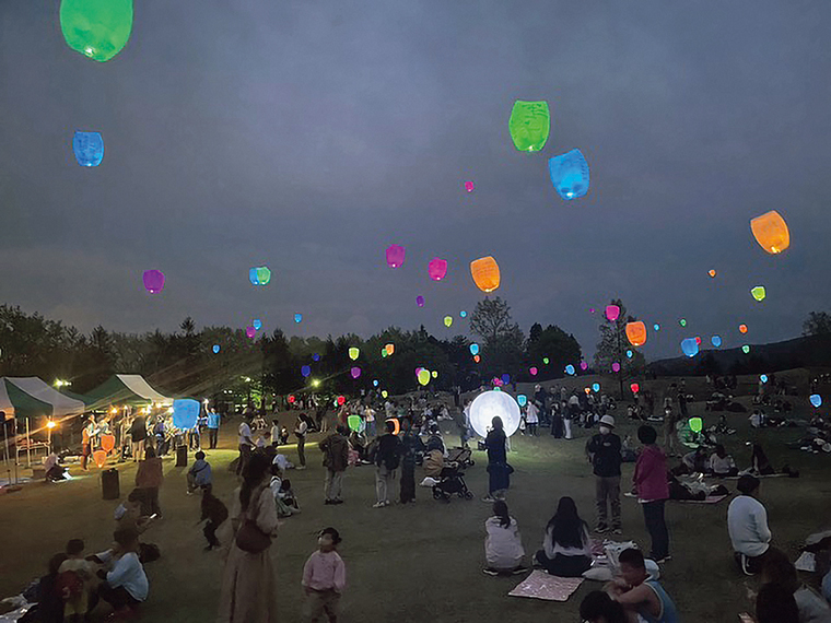 過去開催時の様子。福島の夜空へ、大好きな人への感謝や未来への願いを、最新のNEOランタンに託して飛ばしてみよう
