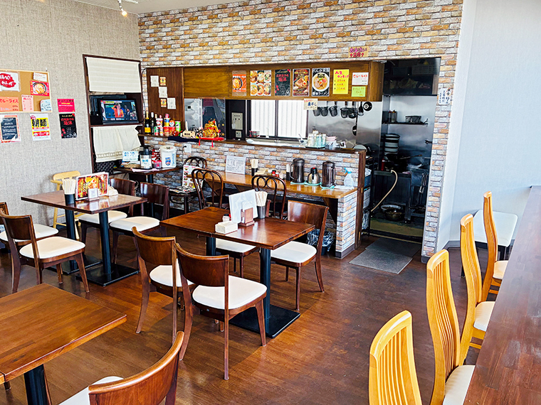 テーブル席とカウンター席が並び、外観と同じくレンガを基調にした落ち着いた店内
