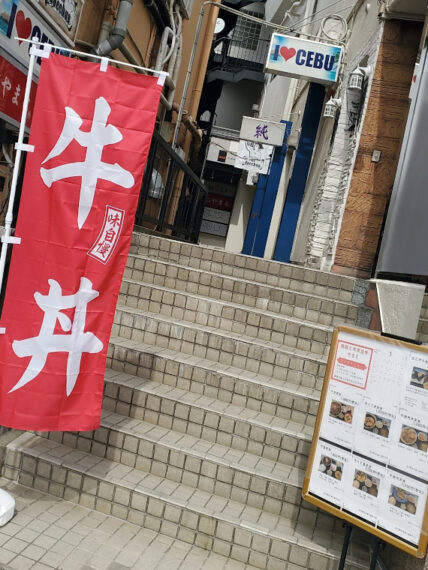 突き当たりに看板が見えても入口はまだ見えず