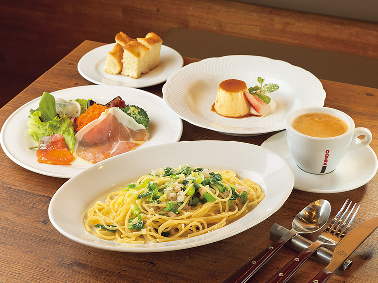 「PRANZO B」（2,200円）。前菜、2種類から選べるパスタ、本日のデザートの内容は、来店してからのお楽しみ。取材日は「エビと葉たまねぎのアーリオ・オーリオ」のパスタ、デザートは「焼きパンナコッタ」がラインアップ