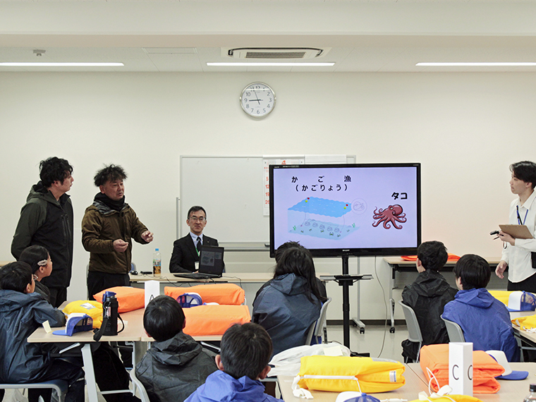 漁師さんから実際の漁のスケジュールや漁のポイントなどを教えてもらいました