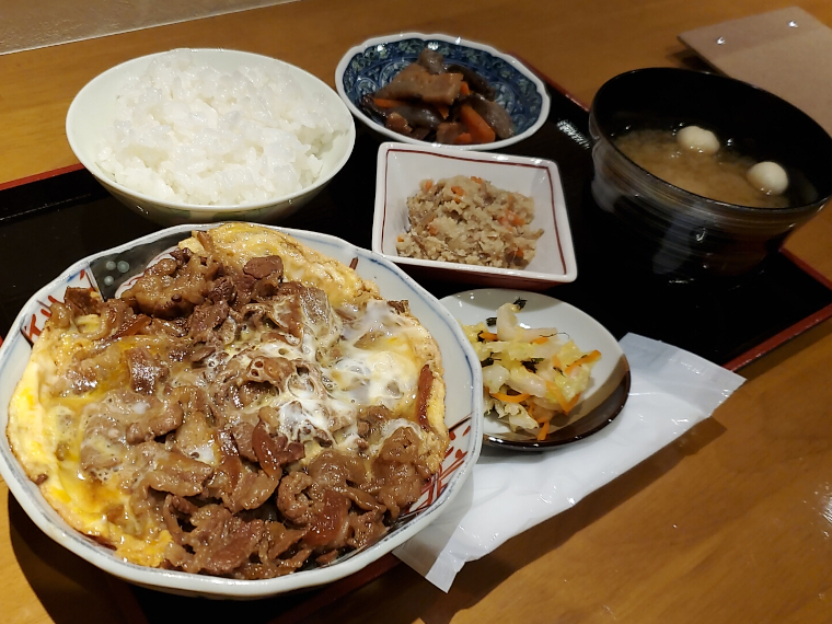 とろりととじた玉子はいわゆる「牛皿・玉子」の上位変換。牛とじ皿定食は1,200円