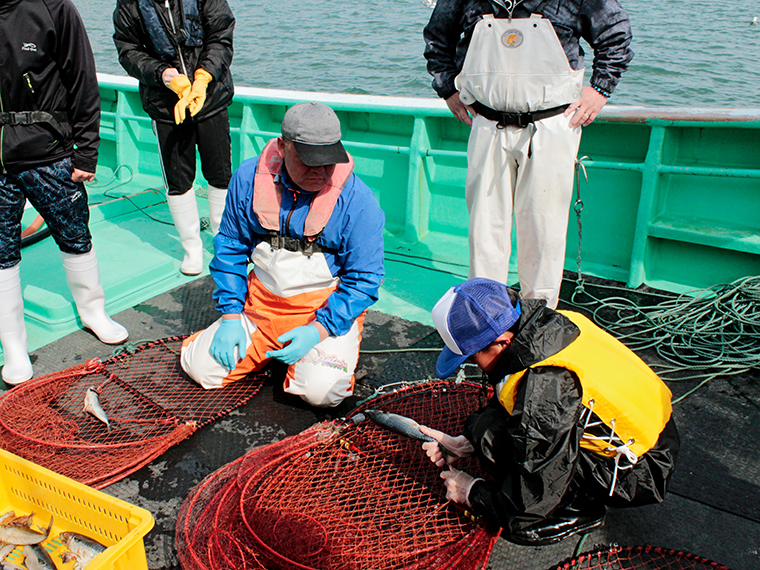 揺れる船の上で一生懸命エサを取り付けます