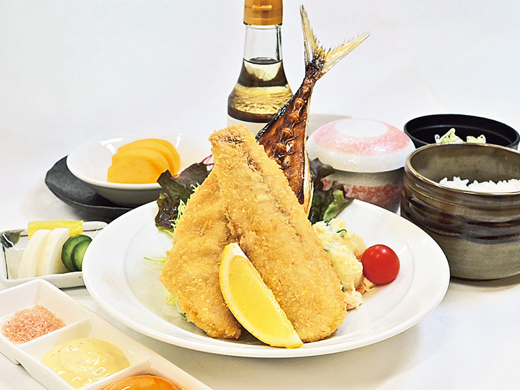 「こだわりアジフライ御膳」（1,600円）。アジフライは骨まで食べることができる！他にも洋食、中華、お子様ランチなど豊富なメニューを味わえる