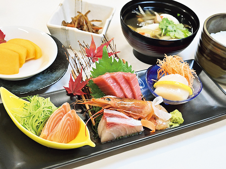 サイクリングターミナルにある「レストラン岬」はメニューがリニューアル。写真の「お刺身御膳」（2,200円）は、新鮮な刺身に文化庁100年フードに認定された町の名物「マミーすいとん」も付いて大満足