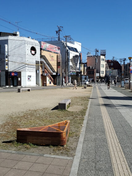 さんかく広場の三角形の先端を目指します