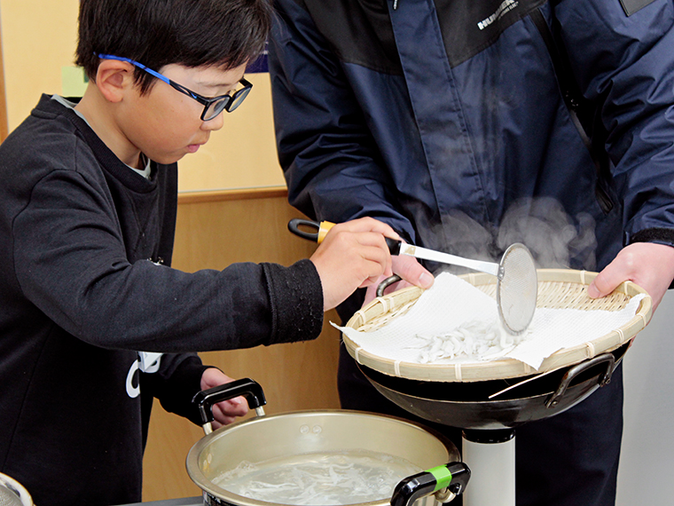 素早くシラウオを取り上げます